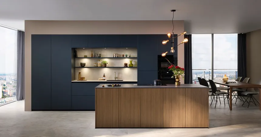 dunkle Küche mit Tieren